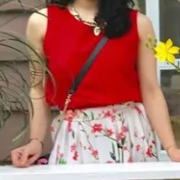 Bright red crop - Picture 2 of 2